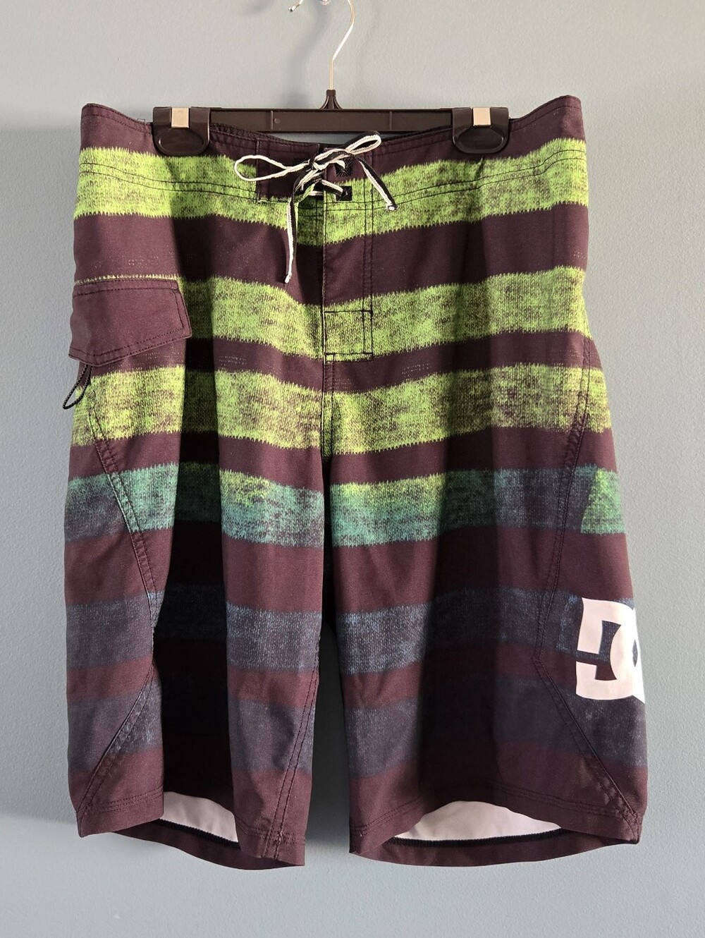 DC Men’s Blue & Lime Striped Black Boardshorts (32)